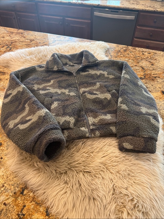 American Eagle Outfitters Jackets & Blazers - American Eagle Outfitters Camo zippered fleece. Size XS. Green.